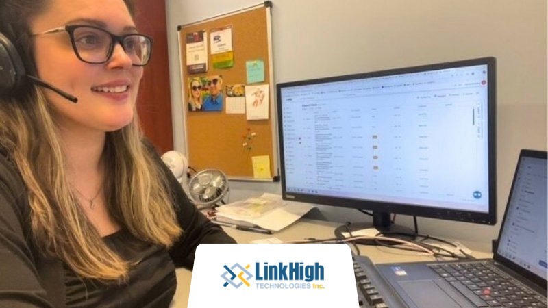 An employee at her desk exploring how to choose a managed services provider.